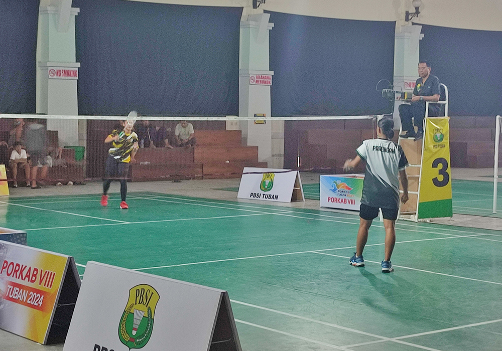 SENGIT: Pertandingan babak final cabor bulutangkis Porkab VII Tuban 2024 nomor tunggal putri, kemarin (25/6).