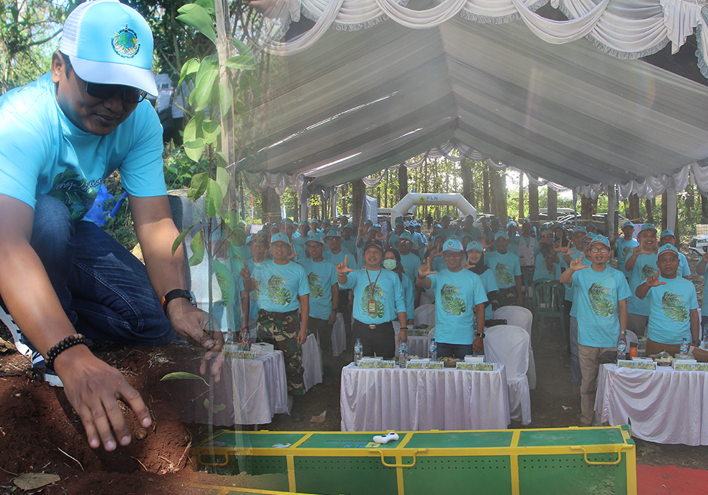 SALAM LESTARI: Peserta peringatan HLH Sedunia 2024 foto bersama dengan pose lestari.