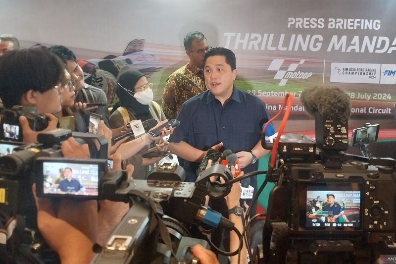 Ketua Umum PSSI Erick Thohir memberikan keterangan kepada awak media di Jakarta, Jumat (21/6).
