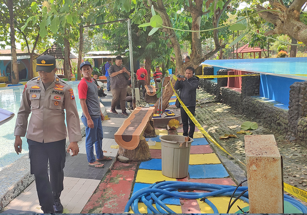 OLAH TKP: Polsek Merakurak saat melakukan penyelidikan di lokasi tenggelamnya dua bocah asal Kabupaten Rembang tempat Wisata Air Jatiwangi, Desa Tuwiri Wetan, Kecamatan Merakurak Rabu (26/6)