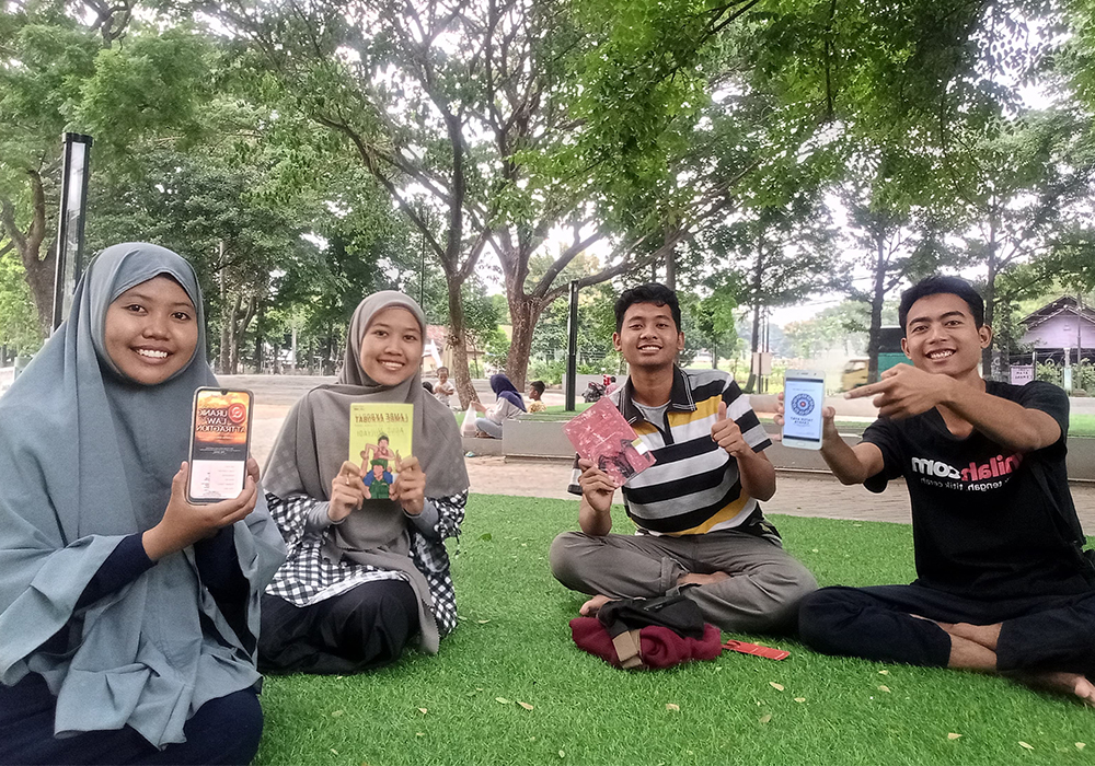 BUMIKAN LITERASI: Keempat penggagas Grub Baca Yuk menunjukkan buku favoritnya masing-masing.