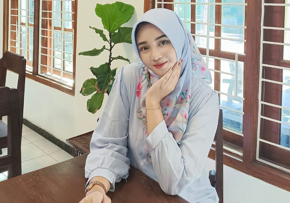 JAGA KESEHATAN: Freya, mahasiswi S-1 Kebidanan IIKNU yang hobi olahraga pilates.