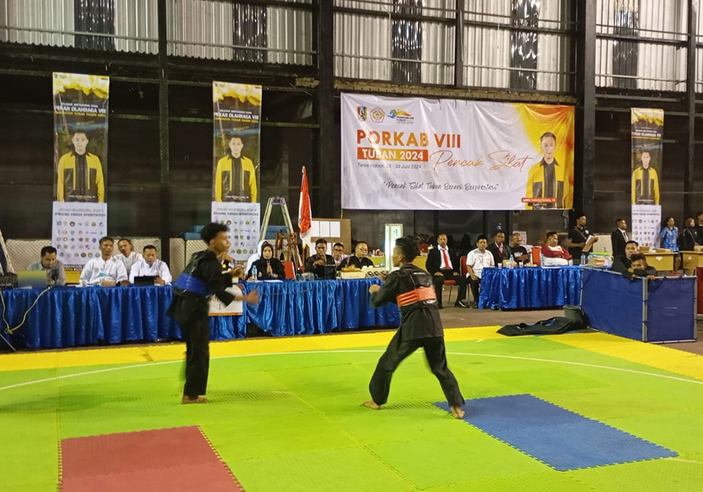 Aksi dari dua atlet yang menunjukan kehebatannya pada babak final cabor pencak silat, kemarin (30/6).