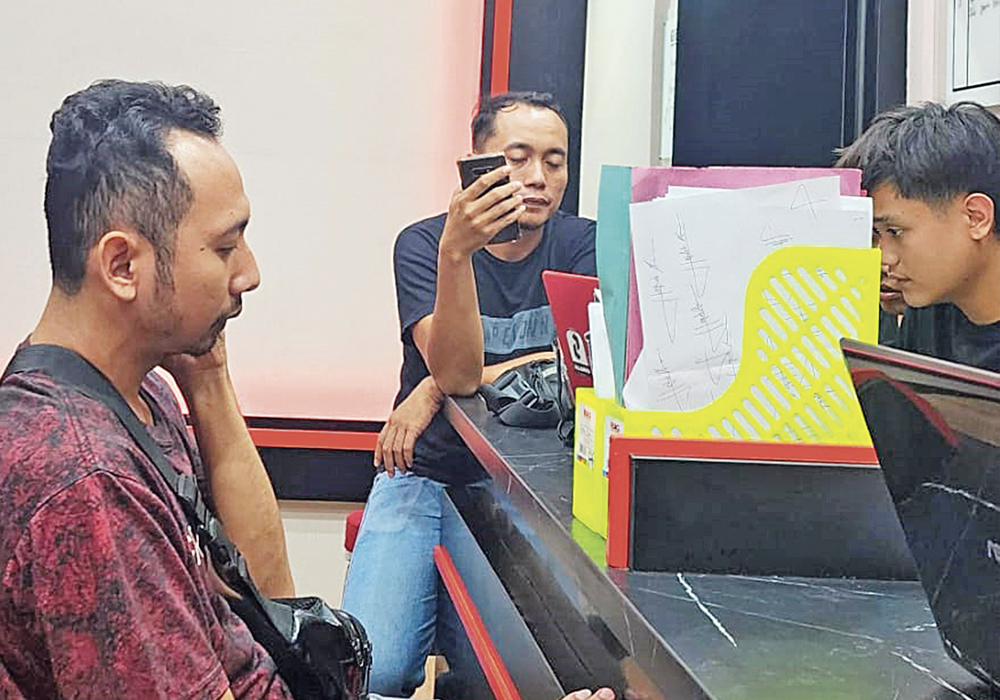 MENCARI KEADILAN: Korban pemukulan di Pasar Baru Tuban saat mendatangi Mapolres Tuban.
