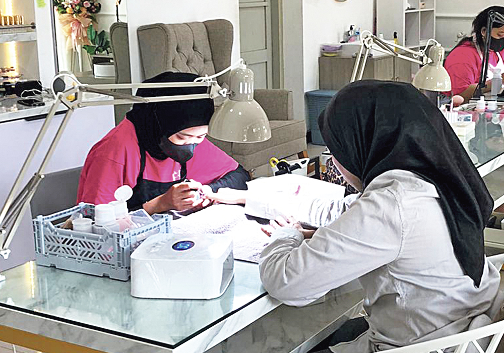 NGETREN: Pelanggan saat melakukan nail art dan extension kuku di salah satu salon.