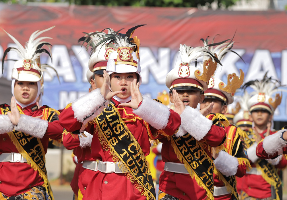 BERKOLABORASI: Atraksi polisi cilik di perayaan HUT Bhayangkara ke-78 yang digelar Polres Tuban kemarin (1/7).