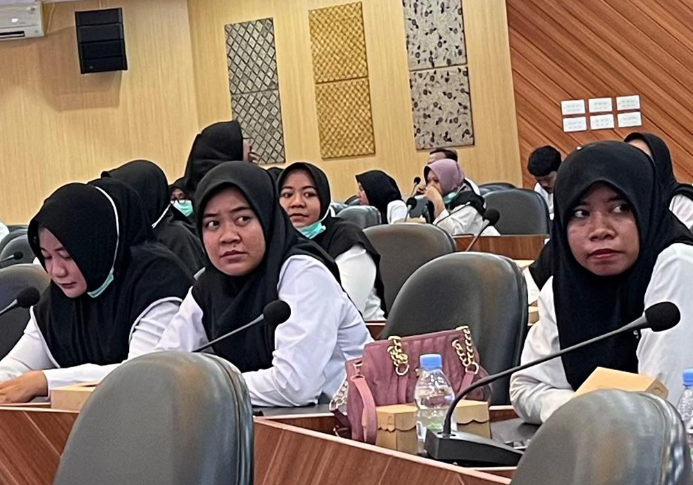 MEMPERJUANGKAN NASIB: Sejumlah nakes dan nonnakes yang terus berjuang untuk menjadi ASN.