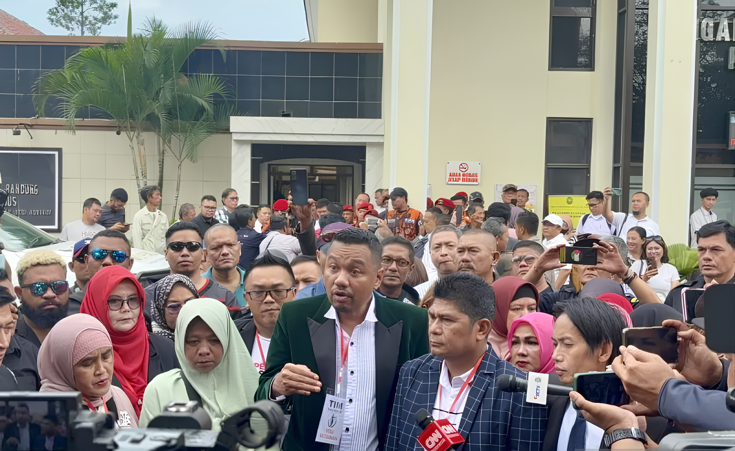 Tim kuasa hukum Pegi Setiawan saat lakukan wawancara dengan wartawan terkait kesalahan penetapan Pegi sebagai tersangka