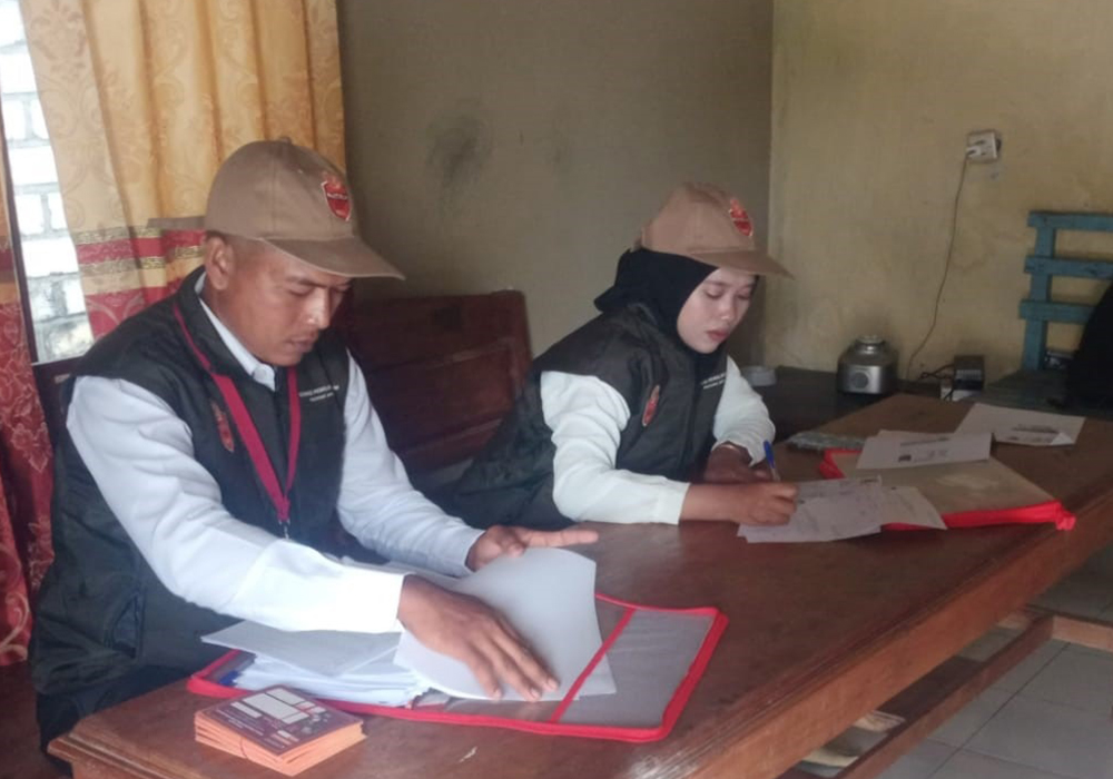 Petugas pantarlih menjalankan tugas coklit pada calon pemilih Pilkada 2024.