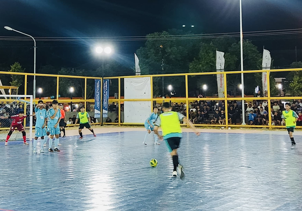 Kedua kesebelasan dari masing-masing kontingen kecamatan saat beradu kekuatan untuk memperebutkan satu tempat di babak semi final.