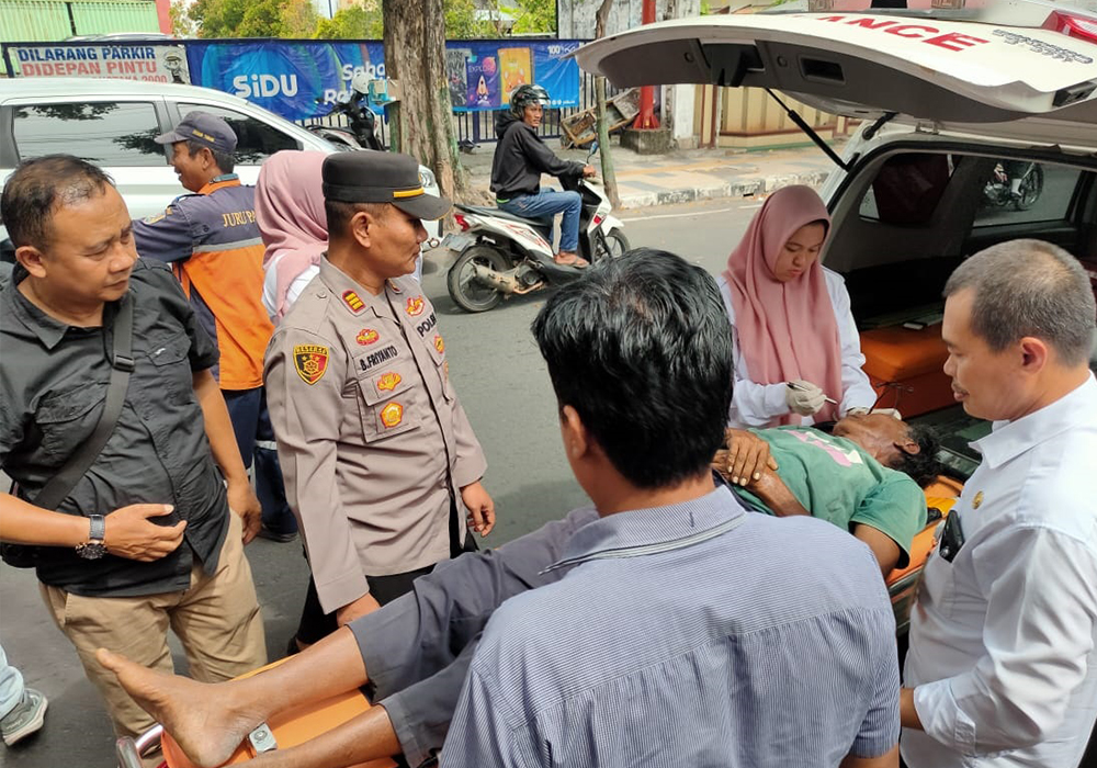 MEMILUKAN: Polisi bersama warga saat mengevakuasi korban di Jalan Basuki Rahmat Tuban, kemarin (3/7).