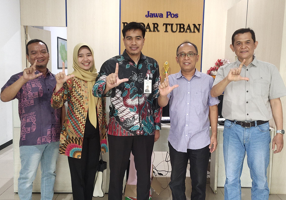 ERSINERGI: Branch Manager BSI Cabang Tuban, Riyanto (tiga dari kanan) bersama staf berkunjung ke kantor Jawa Pos Radar Tuban diterima Direktur Radar Tuban, Tulus Widodo jajaran manager.