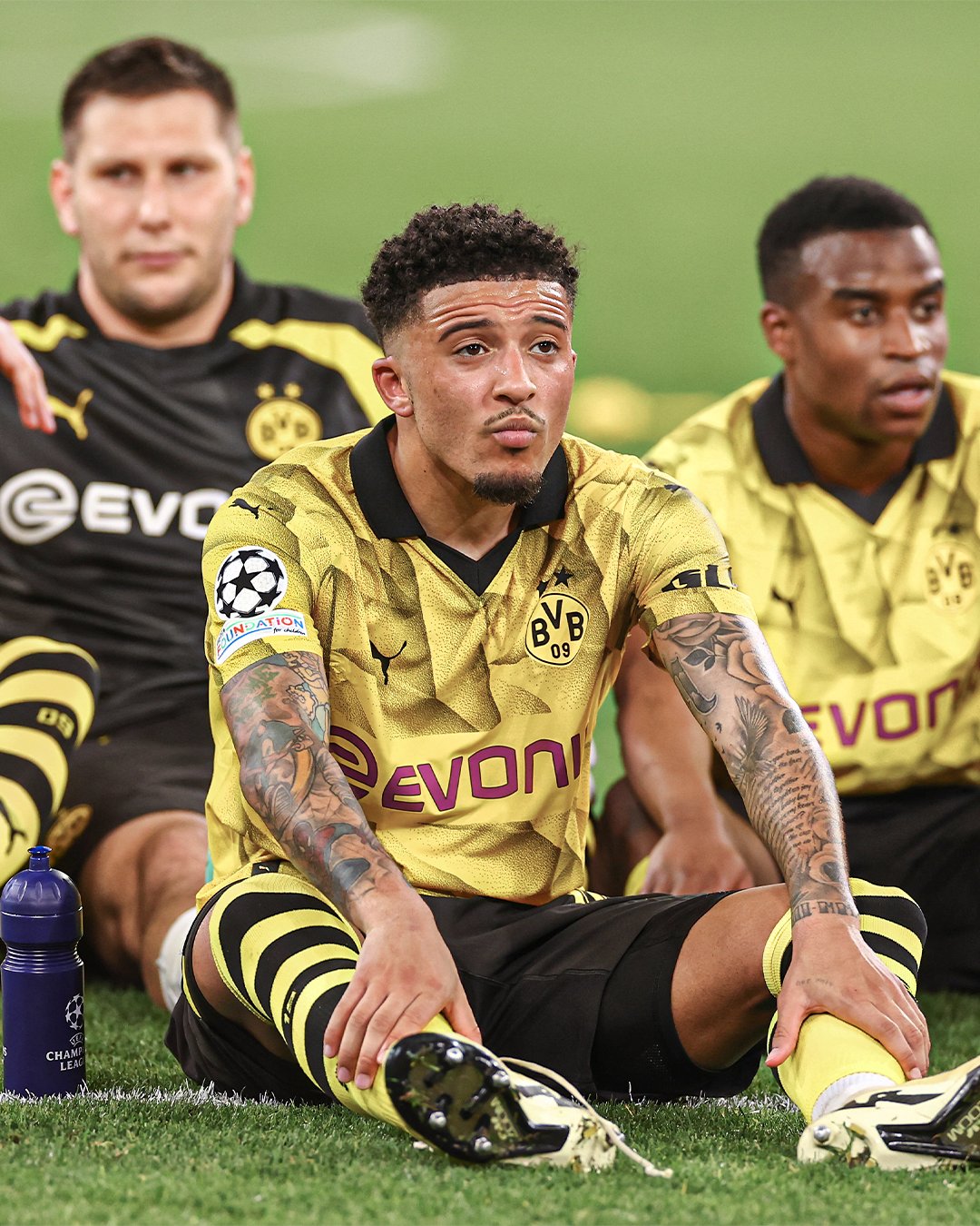 Jadon Sancho (tengah), salah satu pemain yang ingin dilelang MU.