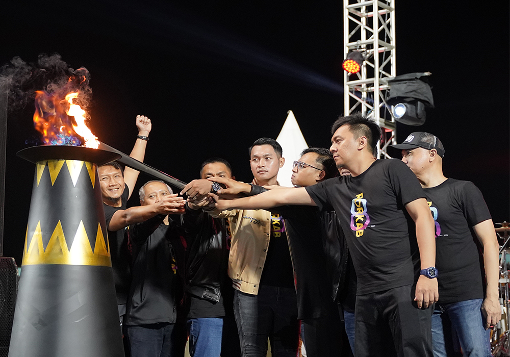 Bupati Tuban bersama jajaran pejabat forkopimda Tuban menyalakan obor tanda dimulainya gelaran Porkab VIIII Tuban 2024.
