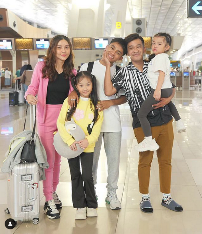 Ruben Onsu dan Sarwendah dengan kompak mengunggah foto keluarga di Instagram.