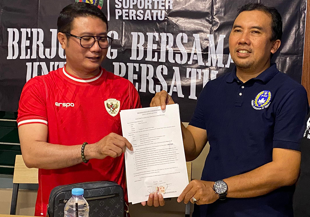 MENYERAHKAN: Direktur Persatu Fahmi Fikroni menyerahkan MoU kepada Askab PSSI Tuban, Minggu (30/6).