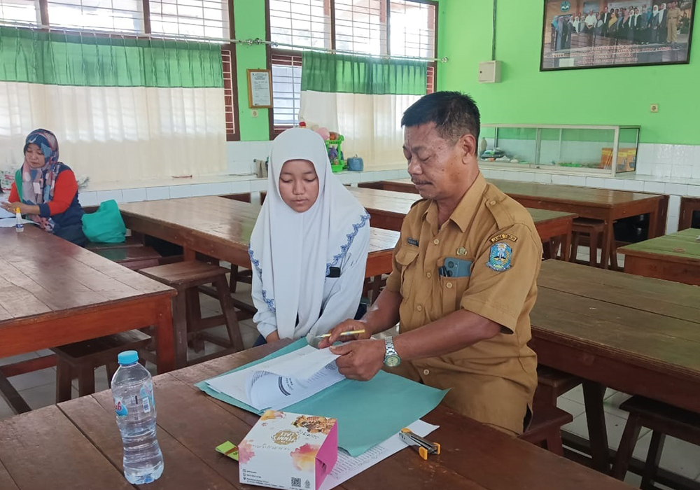 MELENGKAPI BERKAS: Salah satu calon peserta didik saat melakukan daftar ulang di SMAN 3 Tuban.