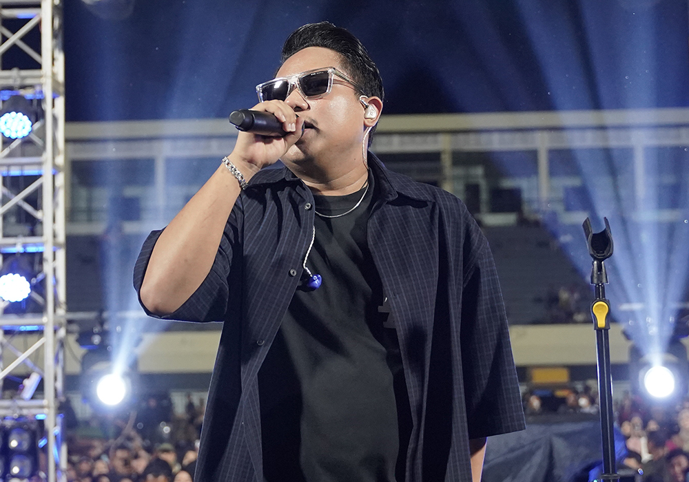 AJAK AMBYAR: Bagus, vokalis Guyon Waton tampil dalam Opening Ceremony Porkab VIII Tuban 2024.