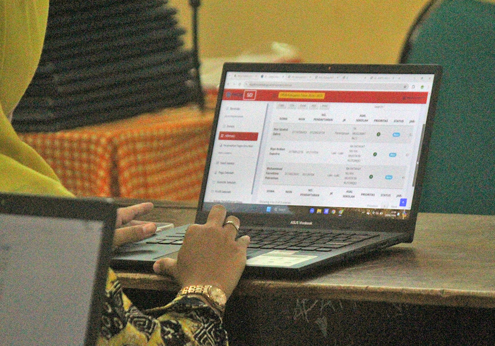 SELEKSI AKHIR: Panitia PPDB SDN Kutorejo 1 saat melakukan verifikasi data calon peserta didik baru.