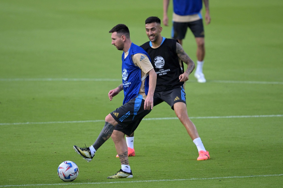 Lionel Messi pemain Argentina saat lakukan latihan pada Kamis (4/7) menjelang pertandingan lawan Ekuador
