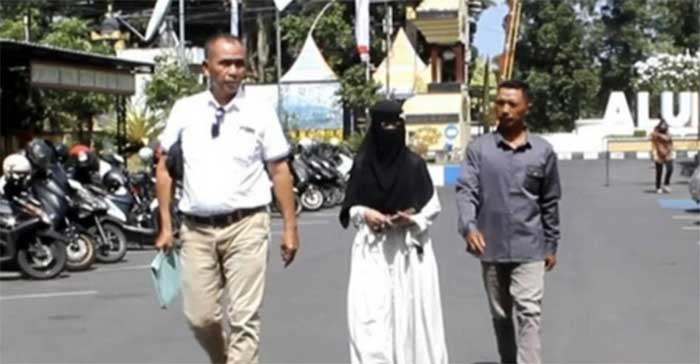 Santriwati di bawah umur menikah siri dengan pengasuh pondoknya di Lumajang.