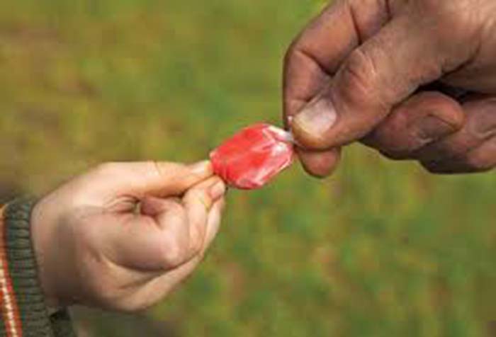 Grooming dapat berupa pemberian hadiah, perhatian khusus, tipu daya  atau manipulasi untuk membentuk ikatan emosial dengan korban.