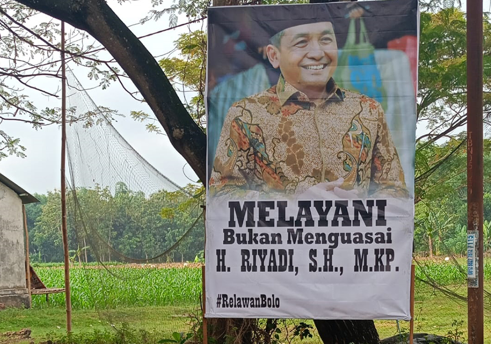 SIAP MAJU?: Salah satu banner Riyadi yang terpasang di ruas jalan Desa Talangkembar, Kecamatan Montong kemarin.
