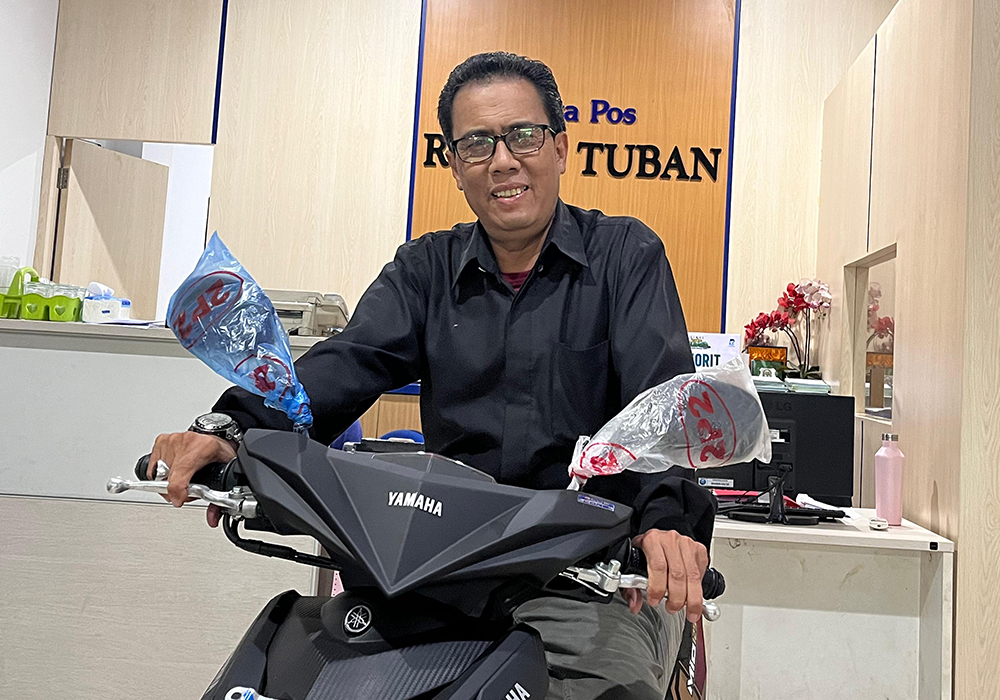 BERUNTUNG: Witono, pemenang undian Grand Prize Gebyar Pembaca Setia Ultah Platinum ke-75 Jawa Pos dan HUT ke-10 Radar Tuban.