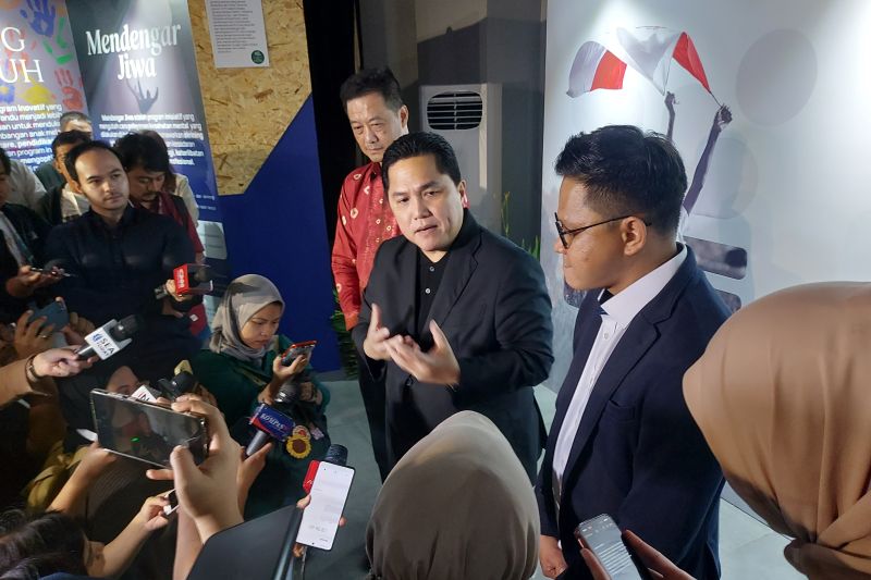 Menteri Badan Usaha Milik Negara (BUMN) Erick Thohir saat menyamlaikan keterangan usai menghadiri agenda Relaunching Yayasan BUMN di Gedung Sarinah, Jakarta, Jumat (5/7).