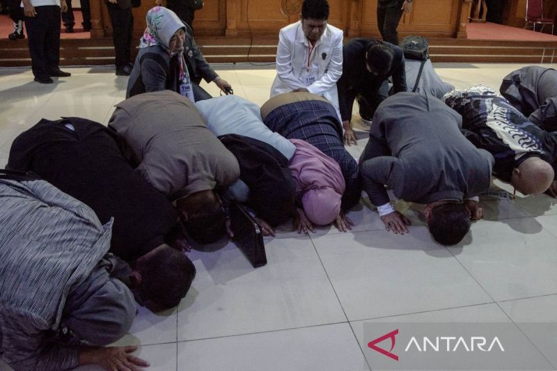 Tim kuasa hukum Pegi Setiawan sujud syukur usai sidang putusan gugatan praperadilan Pegi Setiawan di Pengadilan Negeri Bandung, Jawa Barat, Senin (8/7).