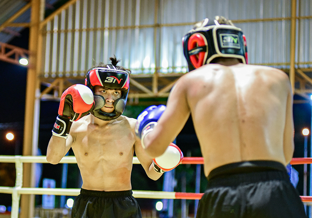 Dua finalis cabor kickboxing Porkab VIII Tuban saat berduel di atas ring.