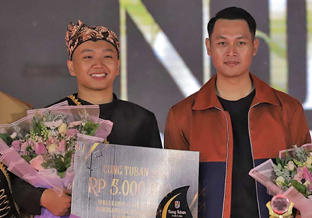 Rangga Meulingga Daniarko foto bersama Bupati Tuban Aditya Halindra Faridzky pada malam grand final di Tuban Abirama, Sabtu (29/6).