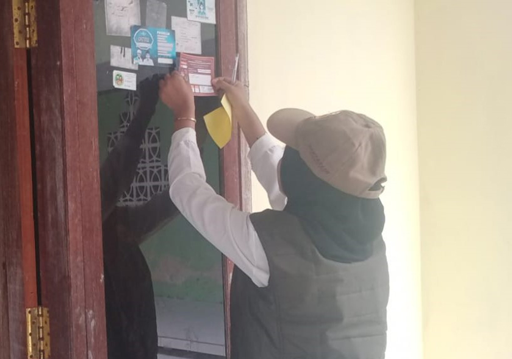 Petugas Pantarlih melakukan coklit di salah satu rumah warga untuk memastikan data pemilih Pilkada 2024.