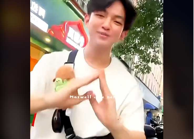 Potongan video Maxwell Salvador dengan goyang sekopnya saat live TikTok sambil membalas komen netizen.