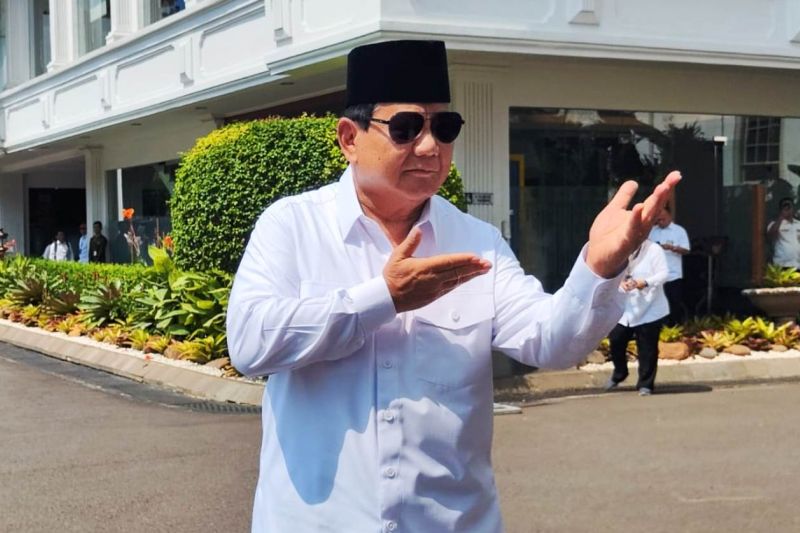 Menteri Pertahanan yang juga Presiden Terpilih Prabowo Subianto berpose silat saat menyambangi Istana Kepresidenan Jakarta, Senin (8/7).