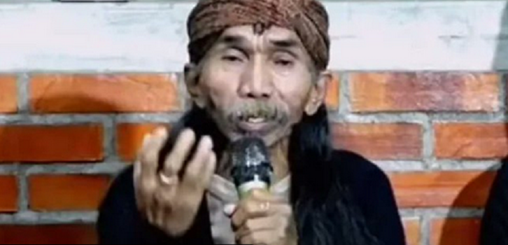 Mama Ghufron yang mengaku bisa berkomunikasi dengan semut dan video call dengan malaikat.