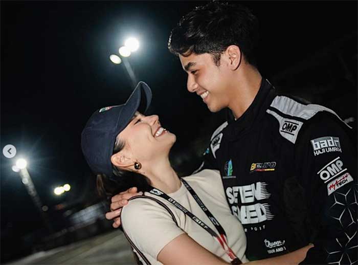 Unggahan di akun resmi Instagram Al Ghazali menampilkan potret saling bertatapan mesra bersama Alyssa pada unggahan kemenangan drifting-nya.