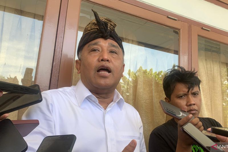 Ketua KPU Bali I Dewa Agung Gede Lidartawan diwawancara soal LHPKN calon DPRD Bali terpilih di Denpasar, Kamis (11/7).