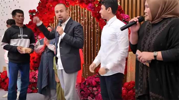 Potongan video Raffi Ahmad memberi sejumlah uang kepada Rais Aco saat acara tasyakuran haji pada Minggu (7/7).