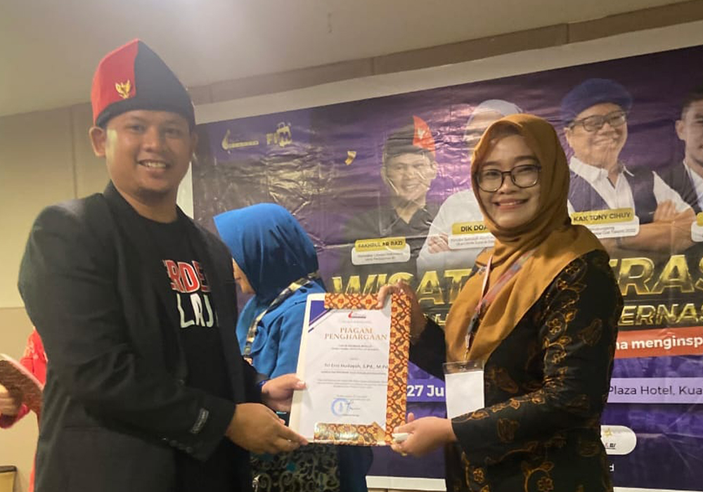 Tri Erni Hudayati saat memperoleh penghargaan Anugerah Literasi Internasional dan Tour Aksara di Kuala Lumpur, Malaysia.