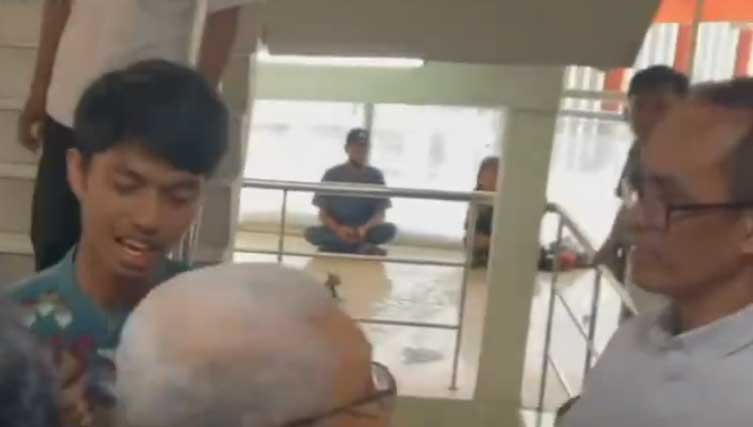 Potongan video ketika seorang mahasiswa protes mengenai kebijakan pembelian almamater di Universitas Negeri Makassar (UNM).
