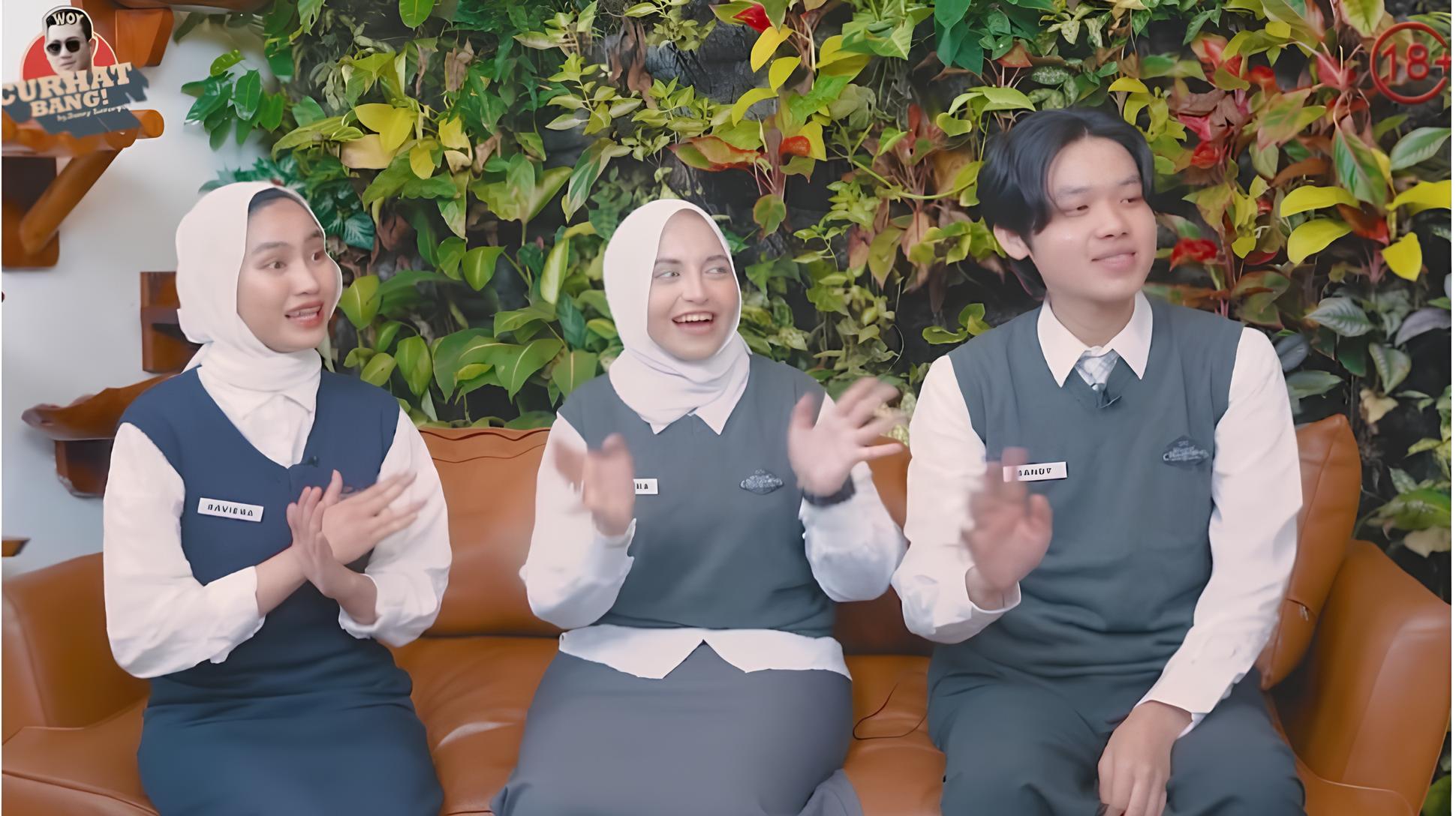 Xaviera, Shakira, dan Sandy (kiri ke kanan) peserta Clash of Champions by Ruang Guru