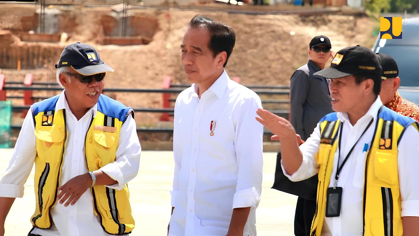 Presiden Joko Widodo bersama Menteri PUPR Basuki Hadimuljono saat pantau pembangunan di IKN