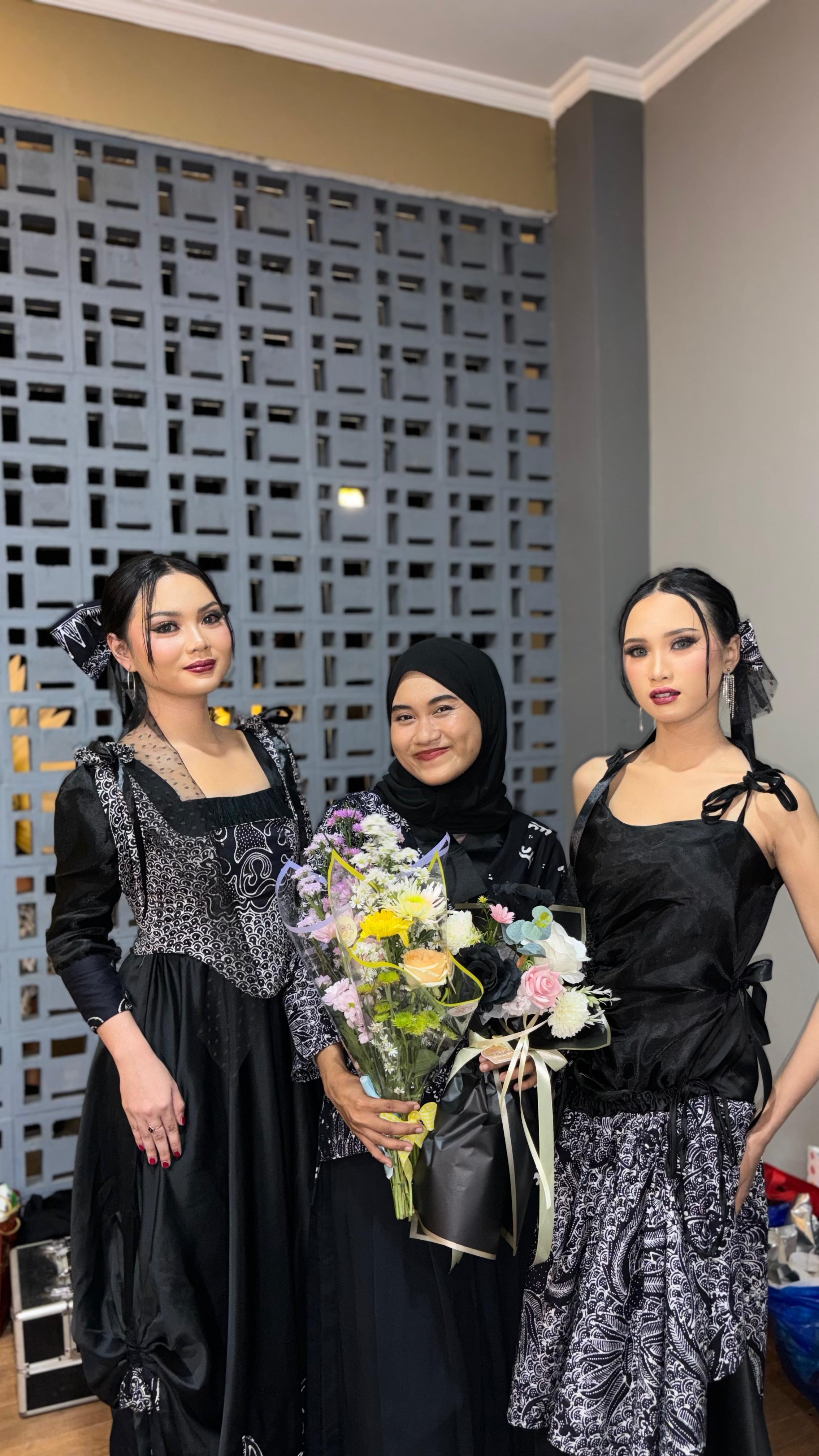 PENAMPILAN: Dinar Mustikowati bersama kedua modelnya selepas acara fashion show.