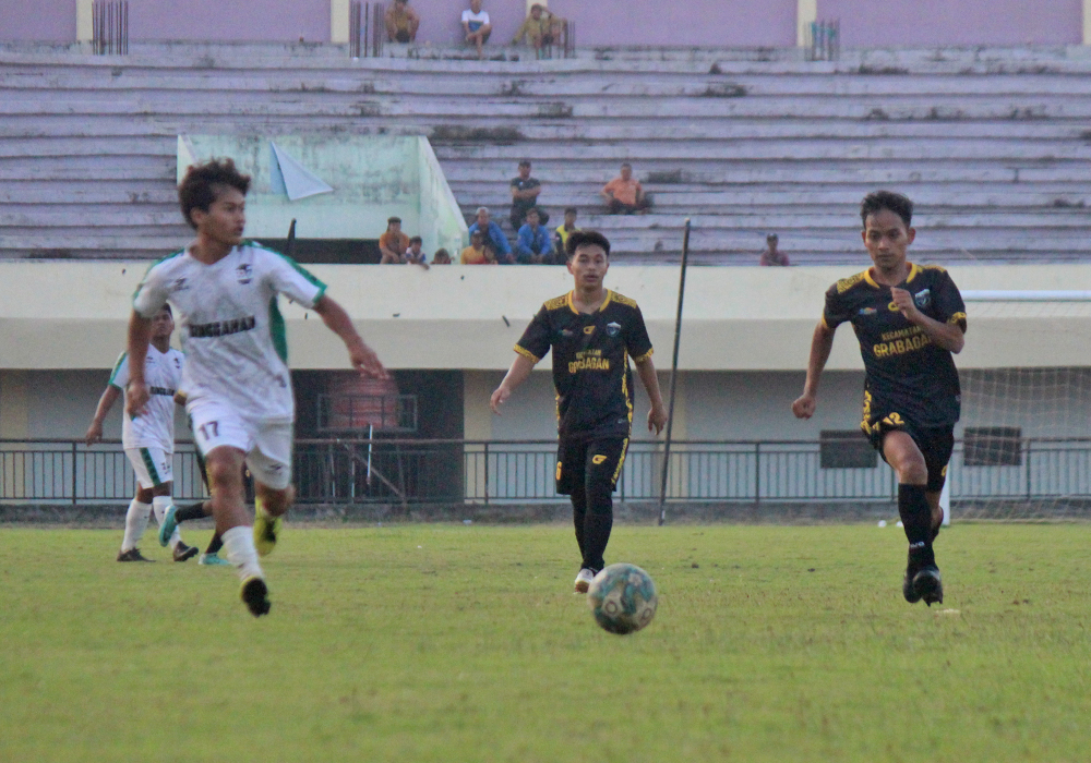 SPORTIF: Pemain tim Kecamatan Grabagan saat duel perebutan bola dengan pemain tim Kecamatan Singgahan, Jumat (12/7).