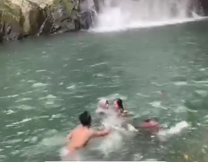 Detik-detik &ndash;dua siswa perempuan meninggal karena tenggelam di air terjun Jami Maros, Sulawesi Selatan