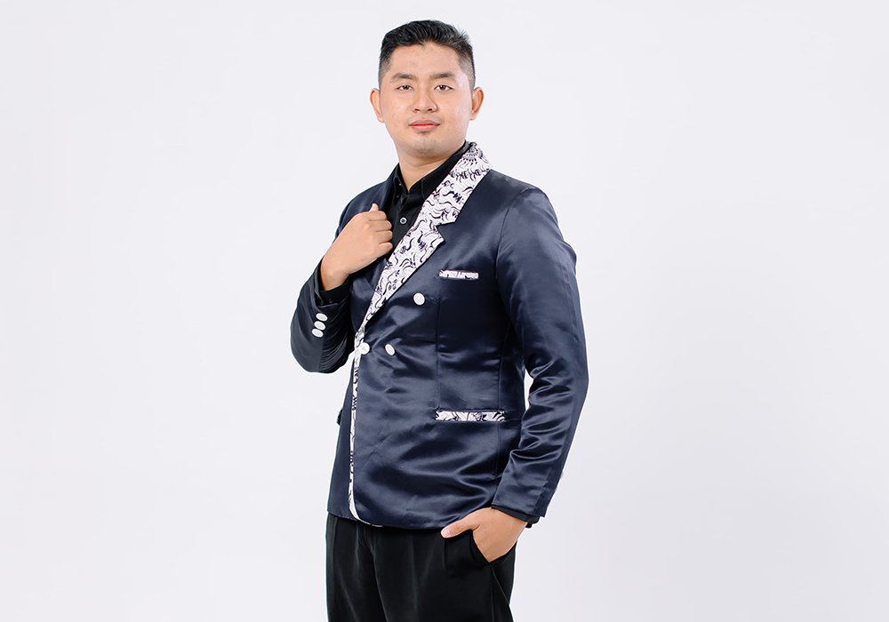 Habib mengenakan setelan jas dengan motif batik Tuban.