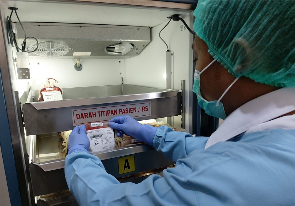 Salah satu petugas UDD PMI Tuban memastikan stok darah tercukupi.