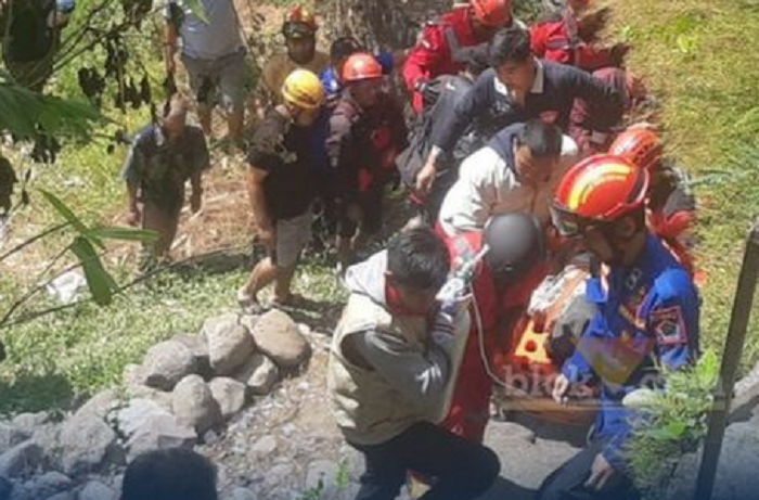 Evakuasi korban  mahasiswa jurusan administrasi bisnis Universitas Brawijaya tergeletak di tepi Sungai Brantas.