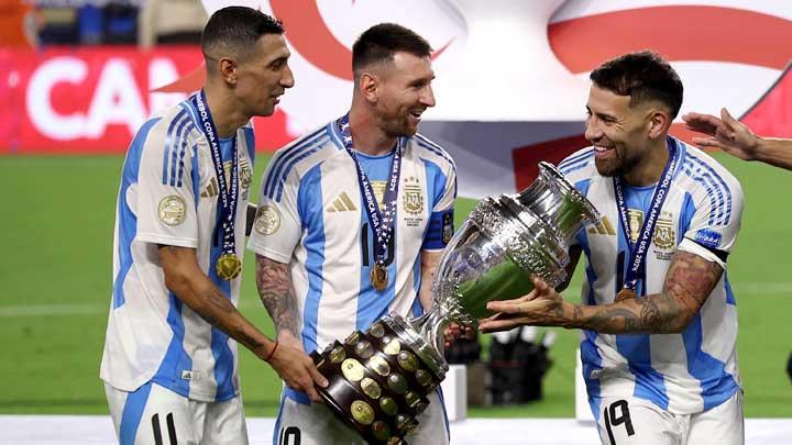 Selebrasi pemain Argentina Angel Di Maria, Lionel Messi dan Nicolas Otamendi saat melakukan selebrasi setelah berhasil memenangkan Copa America 202